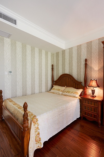卧室图片来自家装大管家在遗忘的时光 120平美式古典3居的分享