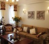 客厅沙发是典型的田园风格的线条和小碎花的搭配，壁灯和灯具光线柔和，使得这个小清新的布置多了一种甜蜜温暖的感觉；