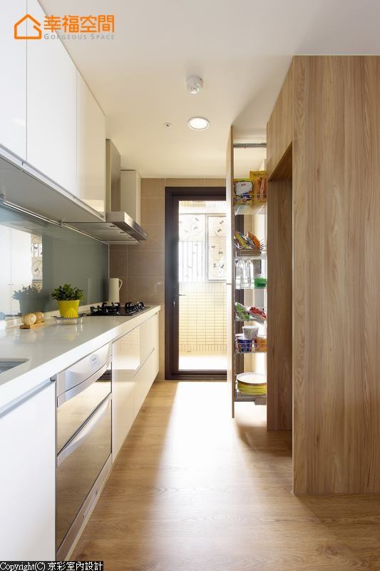 三居 现代 简约 北欧 收纳 厨房图片来自幸福空间在简约明亮 漫步92平北欧温馨的分享