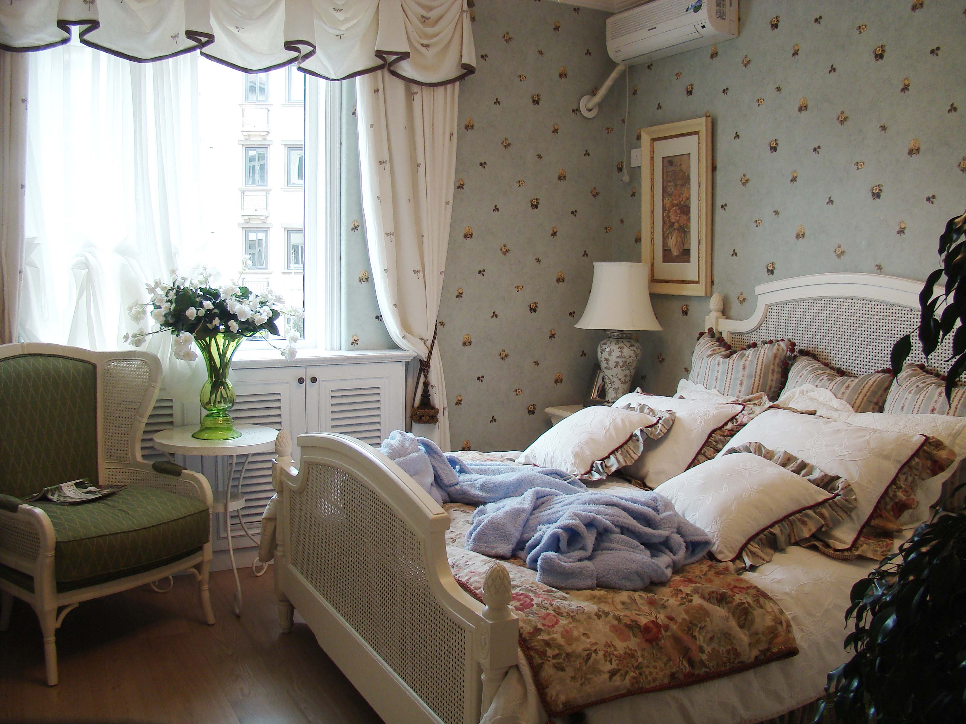 二居 混搭 田园 欧式 温馨 卧室 卧室图片来自成都幸福魔方装饰工程有限公司在小户型混搭，美美哒的分享