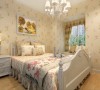 卧室的设计则是温馨浪漫的田园风格，全房贴的是碎花壁纸，一副具有乡间气息的挂画，给人更多家的美好感觉。