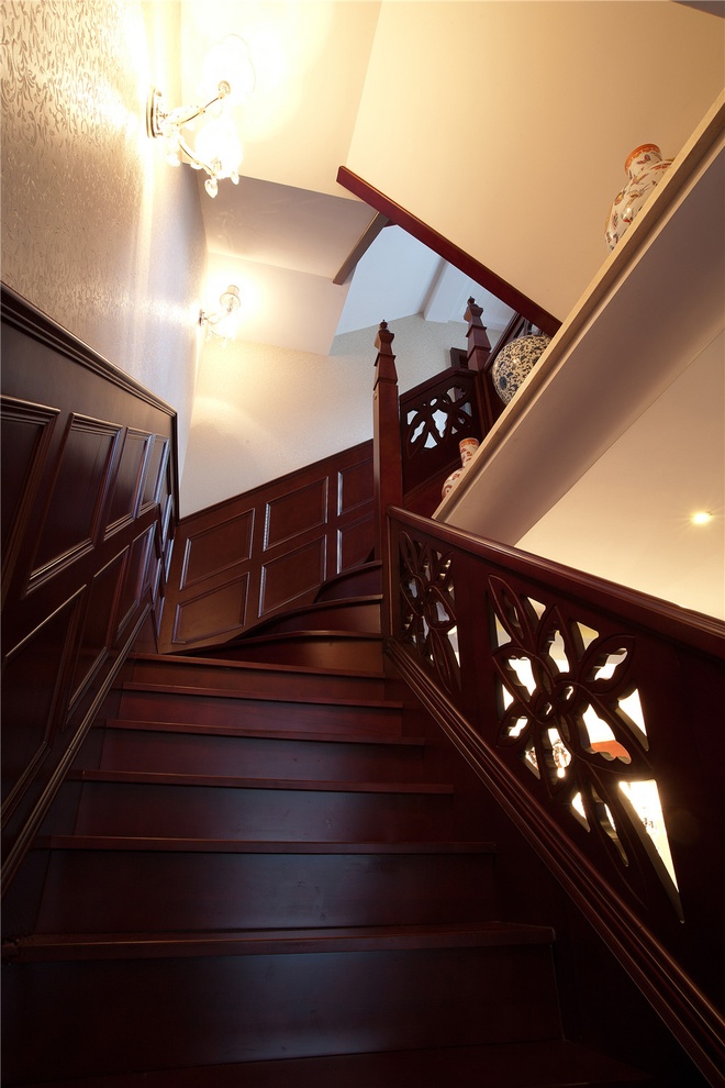 楼梯图片来自家装大管家在岁月静好 190平美式田园清新别墅的分享