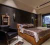 卧室，深色的墙面与家具，加上暖暖的灯光，有助于拥有深睡眠。