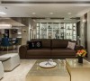 精心设计的灯光为浅灰色的整体空间增光添色，沙发墙化身为展示柜，彰显着主人的品味。