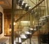 移至户外的楼梯空间，创造更合宜的空间运用外，衍生成为建筑体的装置艺术。