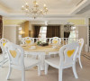 白色的餐厅让空间更通透，桌椅以黄色加以点缀，既和吊灯相互烘托，又打造出了一种温馨的用餐氛围；