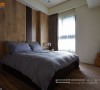木皮为基底的客房领域，床头处绷入一落深色布面，异材质混搭、调和设计新意。