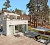 斯德哥尔摩湖边的现代白色小屋