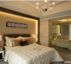 主卧室选用了深木色，金色丝制布料结合光线的变化，创造出内敛谦卑的感觉。