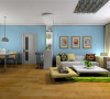 客厅以简单的线条配以简洁的家具，和强烈的色彩对比，给人一种释放减压的环境。