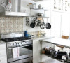 实用小厨房的细节在于厨具的安置，在地柜之上，配置几块隔板放置其他用具，一来方便煮食时取用，二来节省空间。再延伸出一个有隔层的餐桌，又大大增加储物能力。