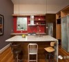 厨房墙面上设计了隔板，大大增加了厨房的收纳空间。
