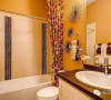 黄色墙面，如秋天枫林颜色般的浴帘，浴室温暖、热情，又让人放松。