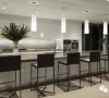 厨房里白色橱柜搭配黑色吧台椅，尽显经典、时尚、大气。五盏圆柱形的吊灯，使得厨房空间有了