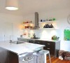 进入厨房空间，银色金属感令人一下子就能感受到时尚感，搭配温柔的灯光，让这个空间更加窝心。
