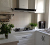白色整洁的厨房搭配小绿植