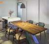 中岛吧台结合餐桌的配置，提供更多元的使用可能；与厨房以雾面拉门相隔，一侧立面以凹凸的立体层次设计，并将预留的儿童房藏入立面。