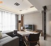 结合仿清水模壁纸、木作机柜与不锈钢面材衔接，呈现自然休闲的客厅氛围。