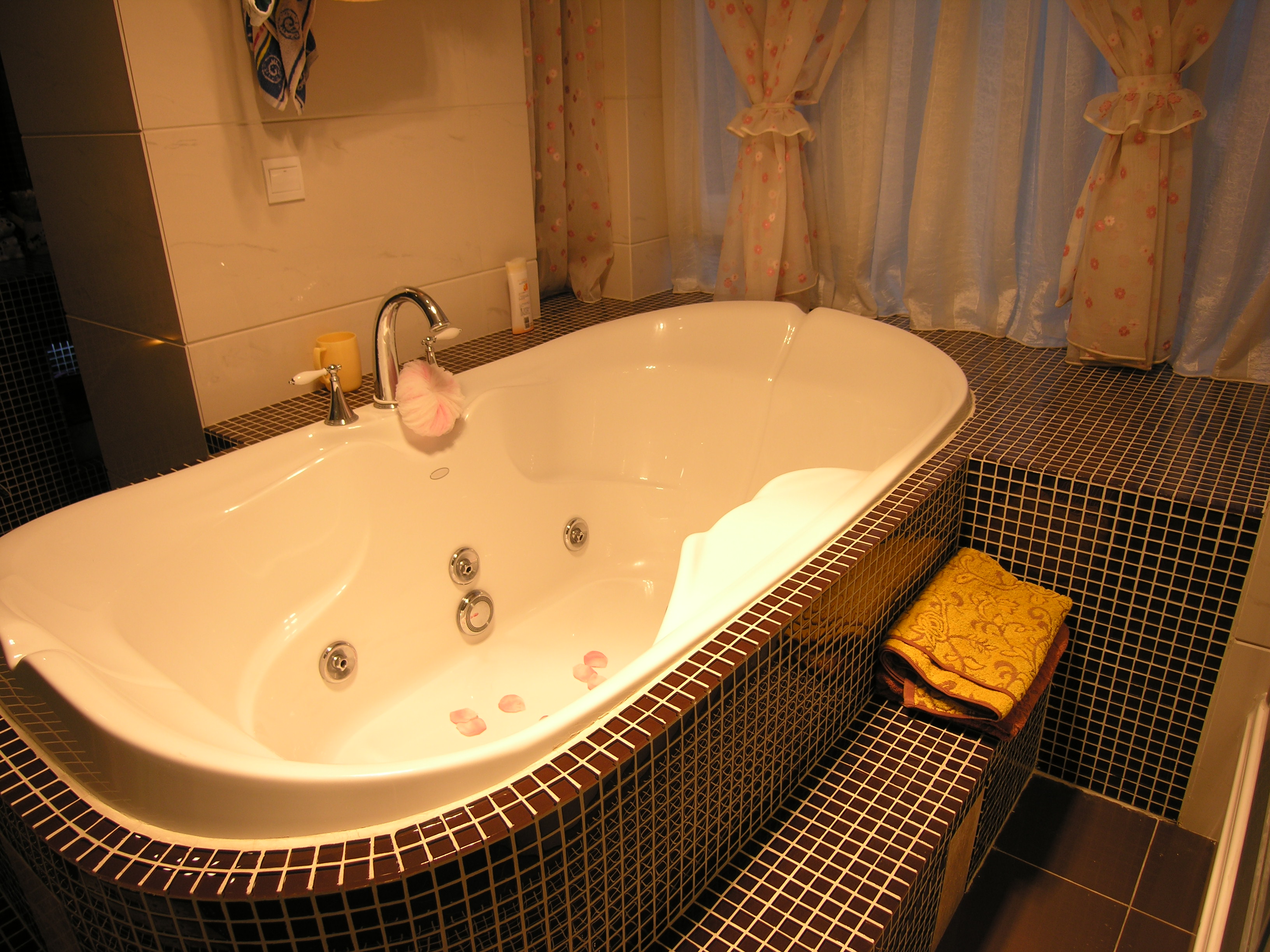 现代大户型卫生间浴缸-上海装潢网
