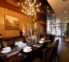 餐厅：以浪漫的吊灯光，黑白色彩的搭配加以墙壁优雅的壁画，开放式的空间