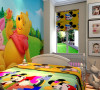 运用了儿童壁纸和儿童家具以及软装饰进行了色彩的搭配，让整个的空间欢快温馨。