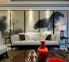 订制的水墨莲荷画作，以屏风形式立于沙发背墙，围塑艺文优雅氛围。