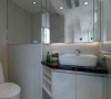 无淋浴机能安排的主卧卫浴，透过镜面映射放大空间有限性。