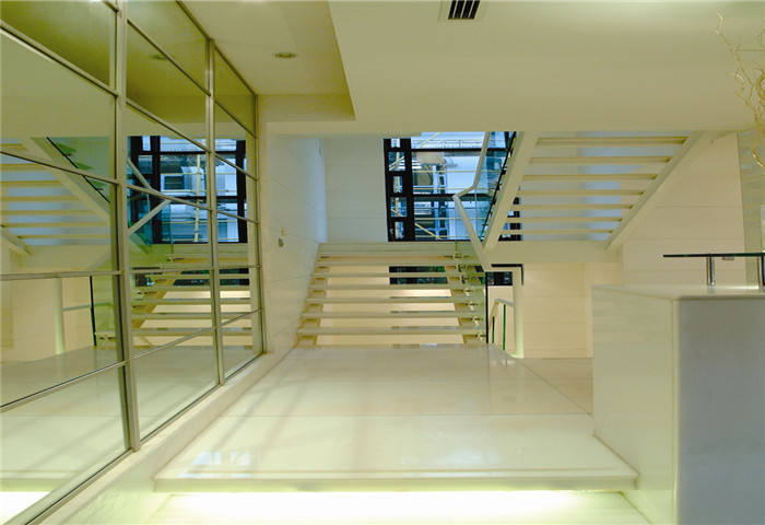 简约 别墅 楼梯图片来自天津尚层装修韩政在白色系软装配饰的分享