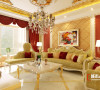 客厅的整体选用金色的主色调，吊顶上的雕花和边框也以也加上金色的花纹以及纹理，