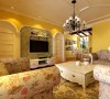沙发选用了碎的花纹布，提升空间自然色彩，客厅电视背景墙采用马蹄形造型分为三个垛子，中间运用混油圈线做的造型，美观大方。