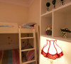 如果家中有两个孩子，采用双层床是最好不过的选择。暖色系配置，让孩子的房间更加温馨。