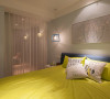 卧室的配色延续了客厅的配色方案，但是又有所创新，创新之处在于颜色与颜色之间的对比更加强烈，墙面的淡淡的蓝灰色使主人进入到卧室就有一种安静和柔和的视觉感受