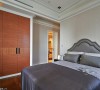 次卧房同样是套房规格，以银灰色系床头板与原木衣橱，共筑沉稳典雅的寝居风情。