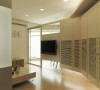 客厅设计采用简约明朗的线条，将空间进行了合理的分隔。壁纸和灯光采用暖色调，让业主可以释放工作中的压力，得到纯粹的放松。
