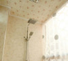 淋浴间也是碎花瓷砖装饰，进一步彰显出空间的浪漫感。