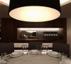 以中式圆桌定义出餐区场景的主要位置，与上方天花板造型与圆形吊灯做出形式呼应。