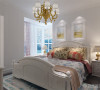 卧室整体式柔和色调，白色的大床以及古黄色的欧式灯具，加上两幅床头挂画的点缀，更富有表现力。