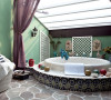 浴室：以湖的圆型来打造优雅的浴池，加以配饰东南亚风格的装饰品