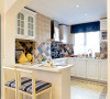 厨房：主以白，蓝为主色调，墙面瓷砖以生活追求为重点的鲜明主线，达成了各种元素交相辉映的精妙融合。