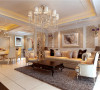 客厅：璀璨的水晶灯将整间屋子的氛围高涨，白色的座椅以及咖啡色的沙发增强了欧风的魅力。