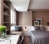 空间的和合理分配加上与灯光和整体色调的柔美配合，烘托出卧室舒适温暖的舒适氛围