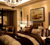 起居室一般较客厅空间低矮平和，选材上也多取舒适、柔性、温馨的材质组合。