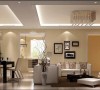 客厅位置设计师选用白色简约风格真皮沙发，在简约明快的家居氛围中体现了主人对生活细节的品味和领悟。