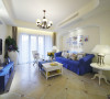 客厅采用的是仿古砖，加上深蓝色的沙发和弧形吊顶，使空间更加协调美观