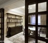 设计师以折门的方式区隔餐厅与书房空间，并能依照屋主的需求作为多功能的使用。