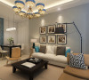 客厅在一片清新简约的白色空间中，一组色彩鲜明的特色家具，对比出极具视觉层次的北欧风格，蓝色纯色壁纸铺设的电视背景墙，浅浅带出悠闲自在的北欧情调。