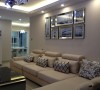 7字形沙发沿着客厅轮廓组合而成，配上奶白纯布软垫，体现出现代风格家具轻快、明净的质感。