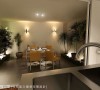 不同于一般居宅餐厅风貌，位居厨房左侧的用餐区块，设计师蔡竺欣植入绿意与光影变化，形塑着独特的用餐气氛。