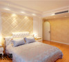 大菱形背景墙设计成为卧室中的一大亮点，柔和了白墙的硬性与单调，并切合整个温馨的氛围。卧室与浴室的一门之隔，洗漱十方方便。