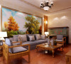 客厅沙发墙面用枫树做背景，贴近自然气息。